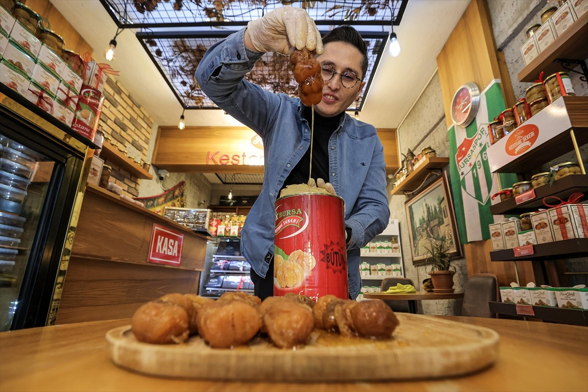 Şerbetli kazanlarda kaynatılarak yapılan, çikolatalısı ve cevizlisi de ilgi gören Bursa kestane...