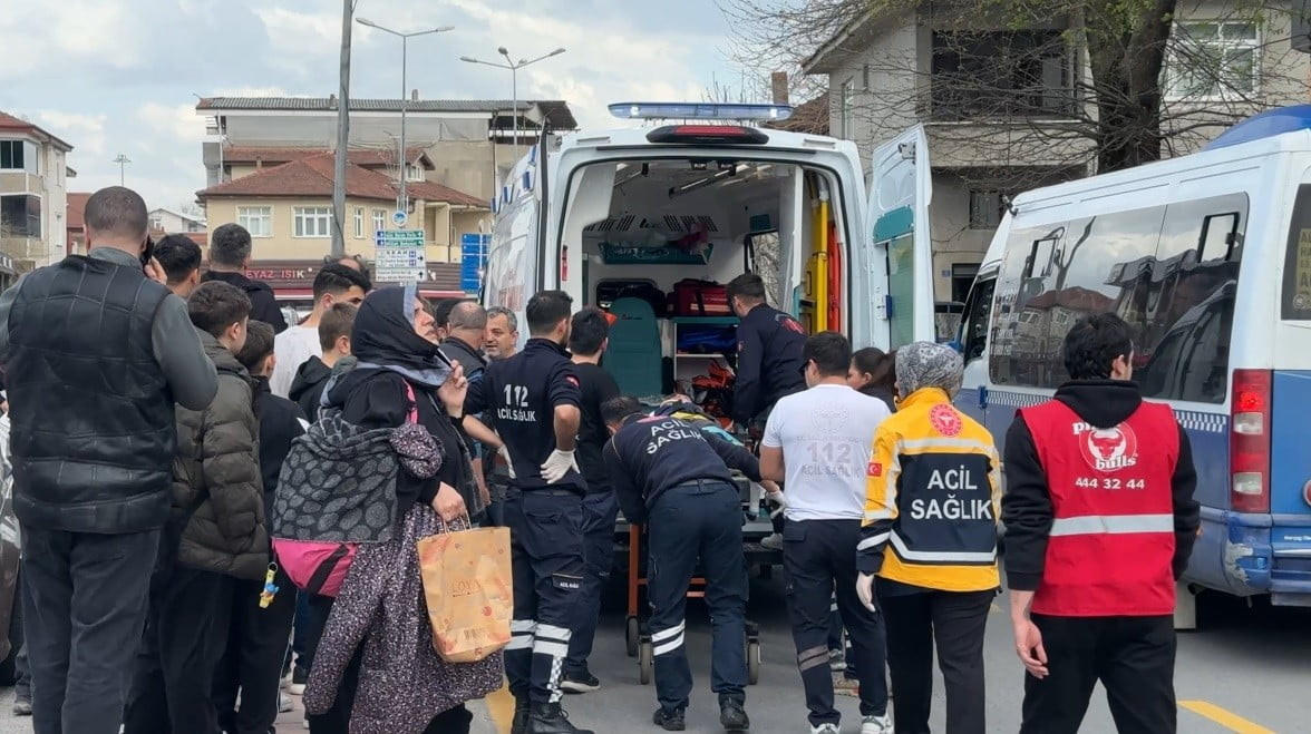 SERDİVAN İLÇESİNDE 9 YAŞINDAKİ ÇOCUĞA YOLUN KARŞI TARAFINA GEÇMEYE ÇALIŞTIĞI SIRADA OTOMOBİL...