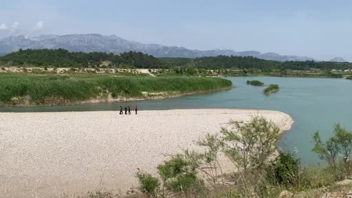 Serinlemek için Aksu Çayı'na giren 3 gençten biri akıntıya kapılarak gözlerden kayboldu