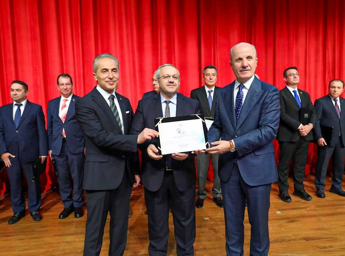 SERTİFİKA YÖK BAŞKANI EROL ÖZVAR TARAFINDAN REKTÖR YARDIMCISI PROF. DR. HALİL İBRAHİM ŞİMŞEK İLE...