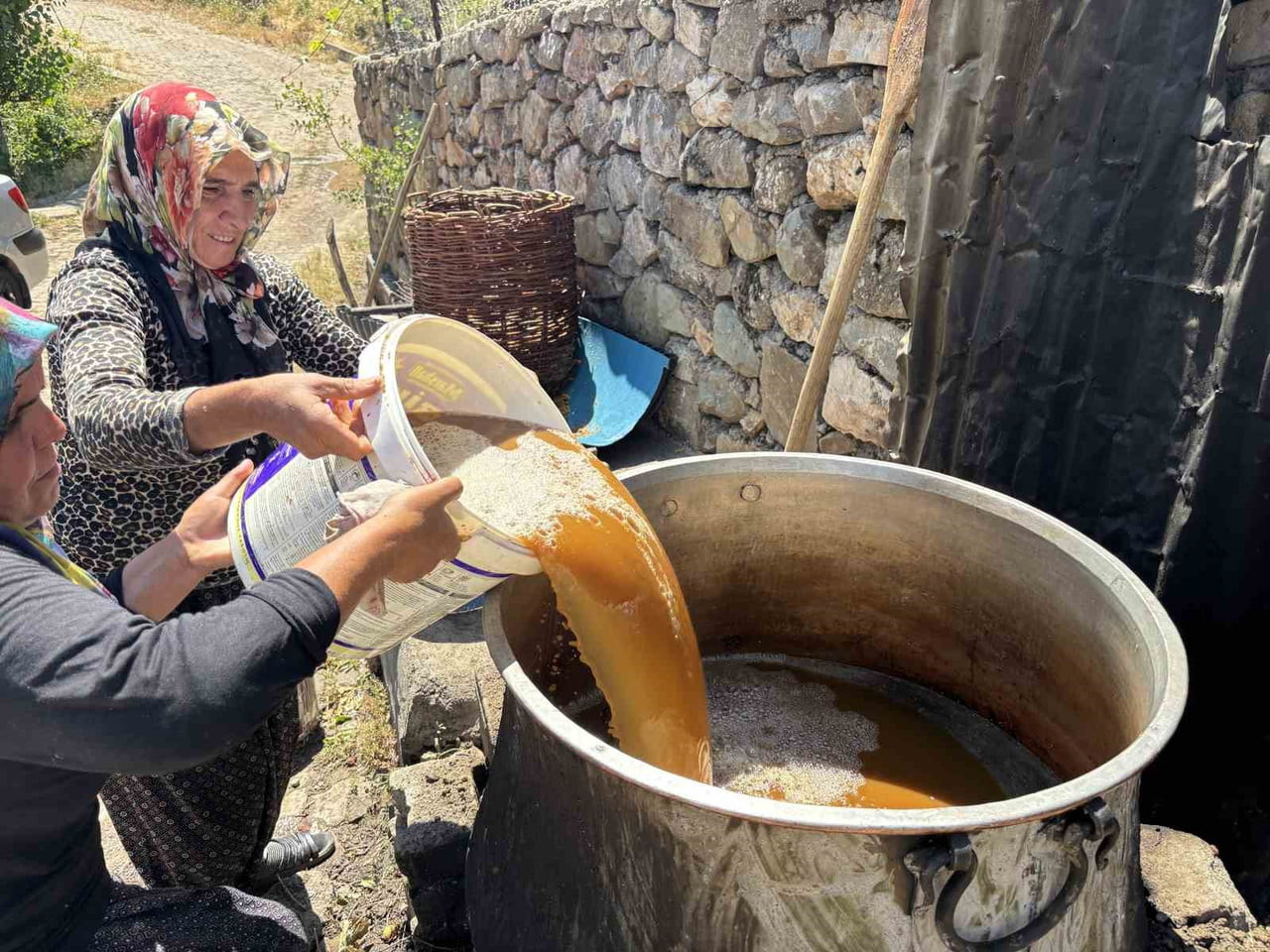 SERVİ KÖYÜNDE ASIRLIK GELENEK YAŞATILIYOR: DUT PEKMEZİ BÜYÜK EMEKLERLE HAZIRLANIYOR