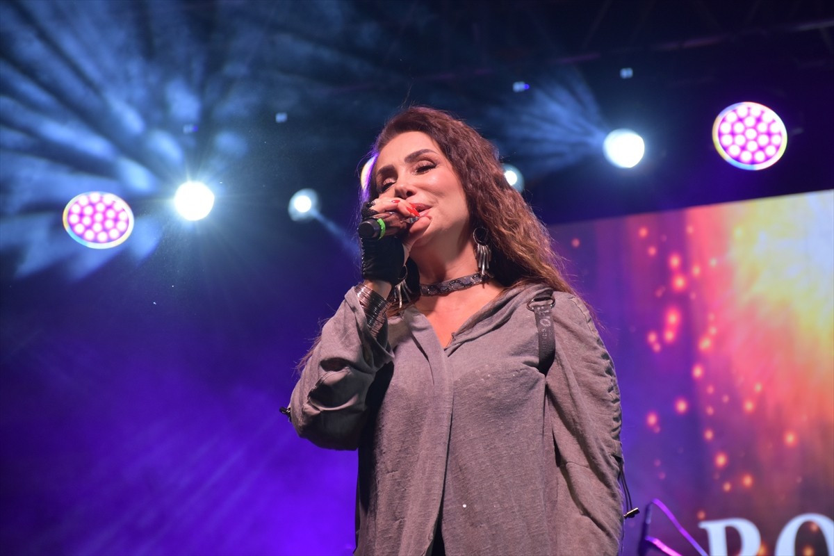 Ses sanatçısı Rojin, Şırnak'ın Cizre ilçesinde konser verdi. İçişleri Bakanlığı Sivil Toplumla...