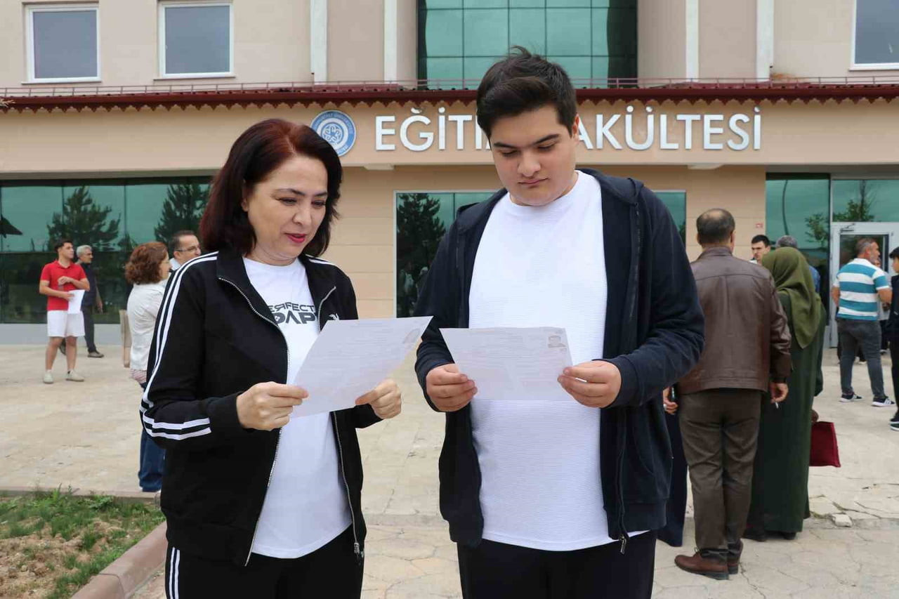 SEVGİ AYAN GÖREN VE OĞLU MEHMET EREN GÖREN (18) AYNI BİNADA SINAVA GİRDİ