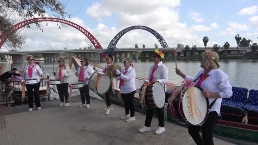 Seyhan Nehrinde "Su Korteji" renkli görüntülere sahne oldu