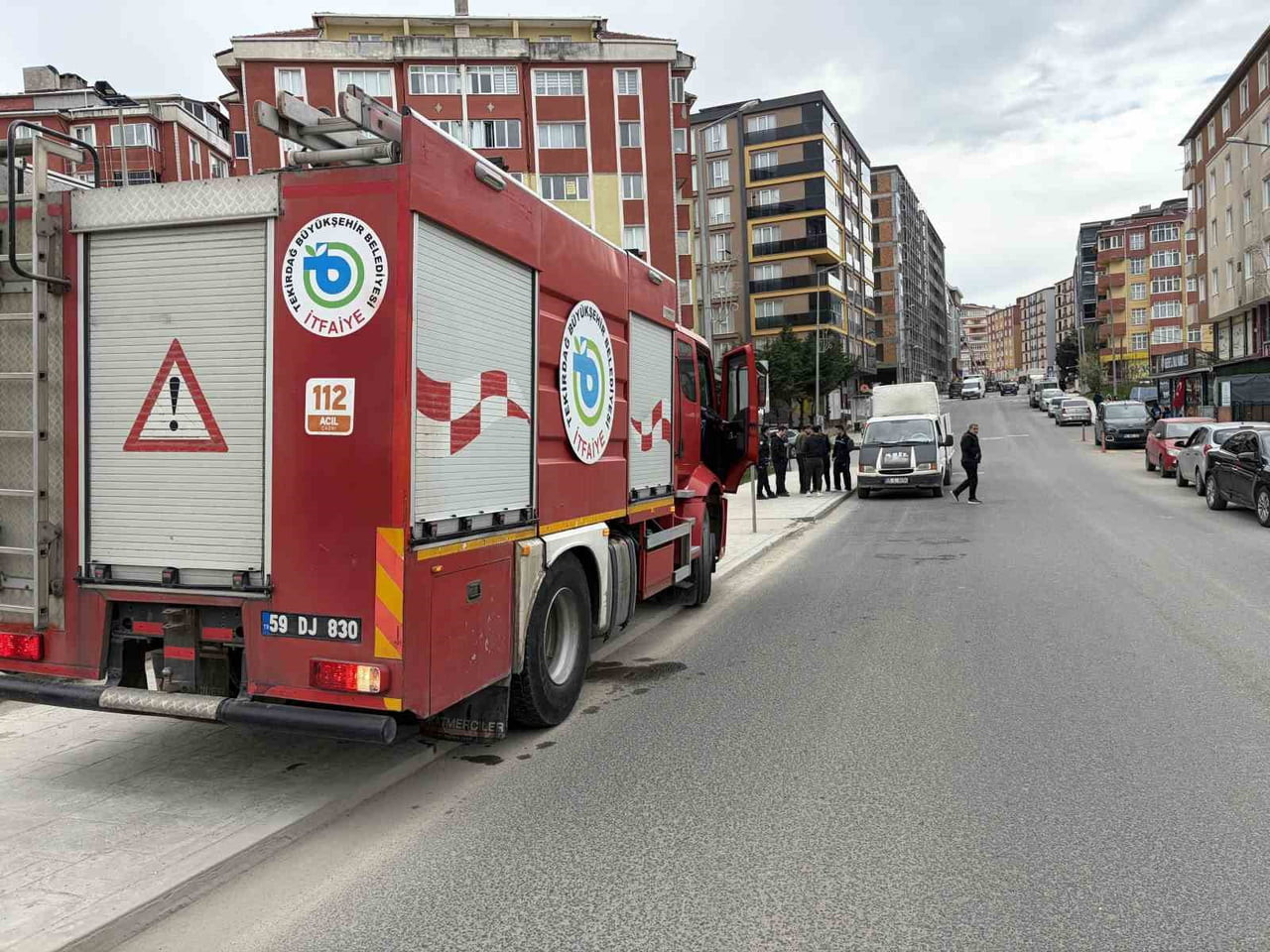 SEYİR HALİNDE DUMANLAR YÜKSELEN KAMYONET VE OLAY YERİNE GELEN İTFAİYE EKİPLERİ