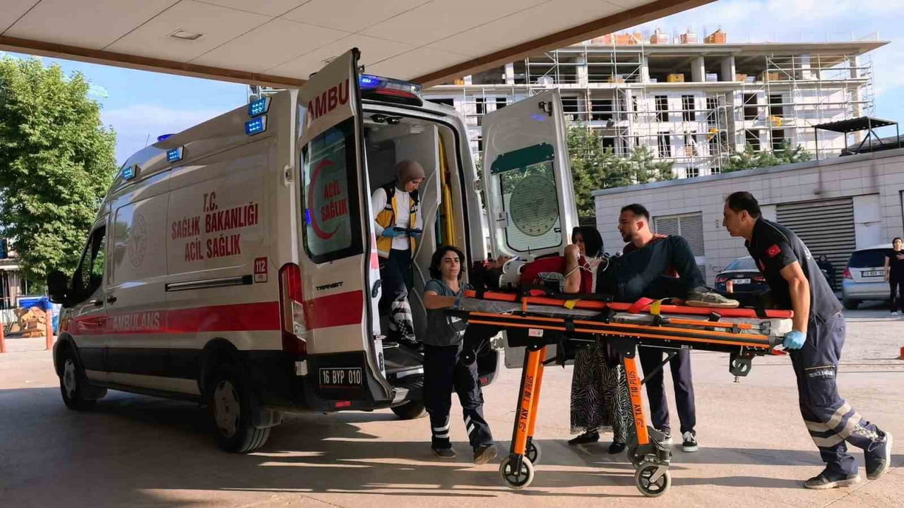 SEYİR HALİNDE FENALAŞAN MOTOSİKLET SÜRÜCÜSÜ PARK HALİNDEKİ ARACA ÇARPTI