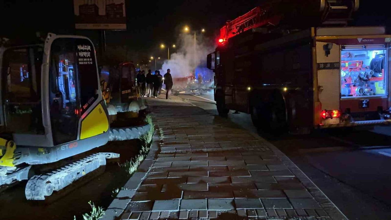 Seyir Halindeki Araç Alev Aldı