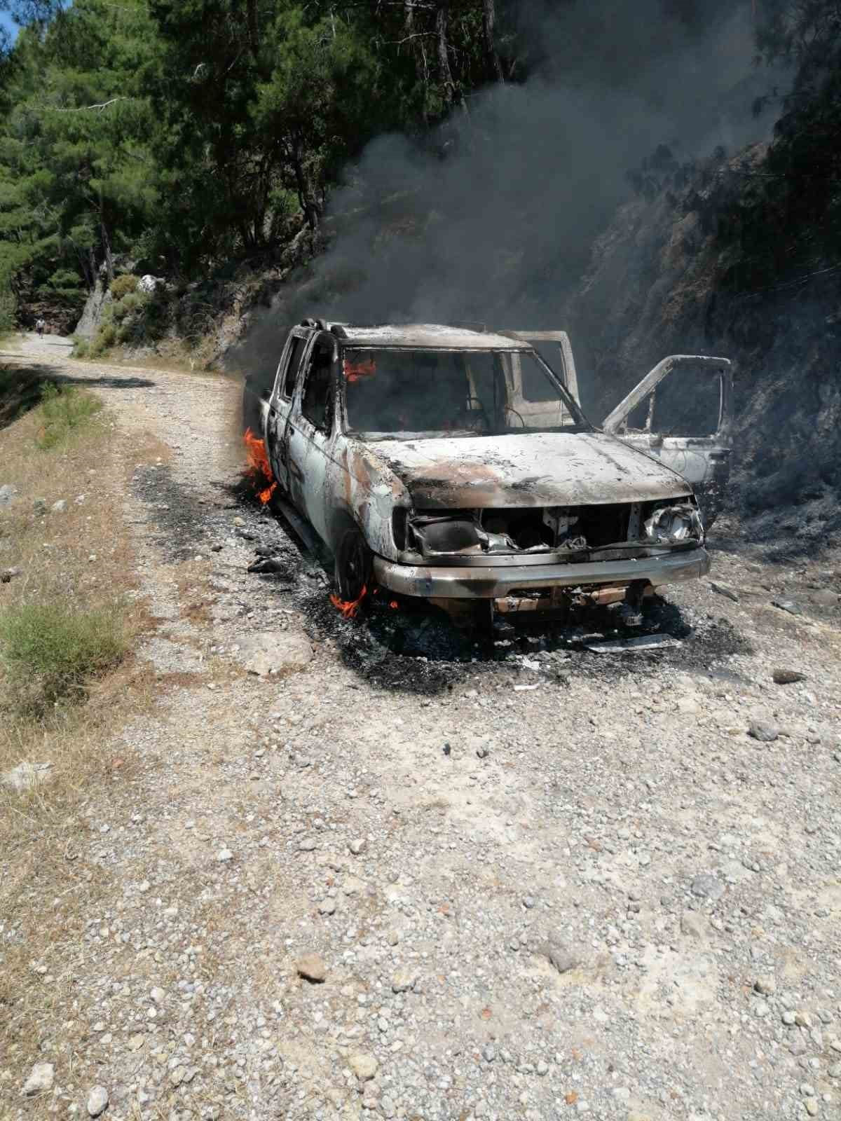 SEYİR HALİNDEKİ ARAÇ ALEV ALEV YANDI, YANGIN ORMANLIK ALANA SIÇRADI