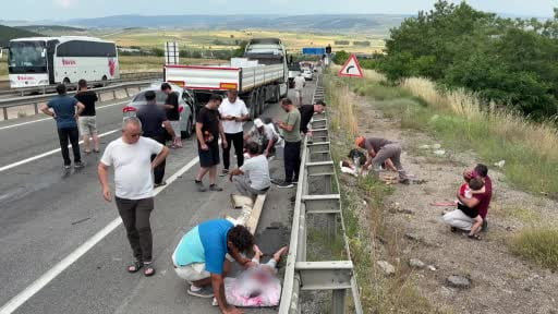 Seyir halindeki araç tıra arkadan çarptı: 1 ölü, 4'ü çocuk 7 yaralı