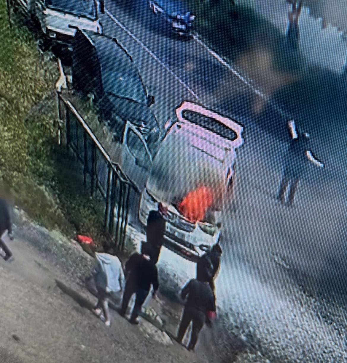 SEYİR HALİNDEKİ ARACIN ALEV ALDIĞI ANLAR KAMERADA: ÇOK SAYIDA YANGIN TÜPÜYLE MÜDAHALE...