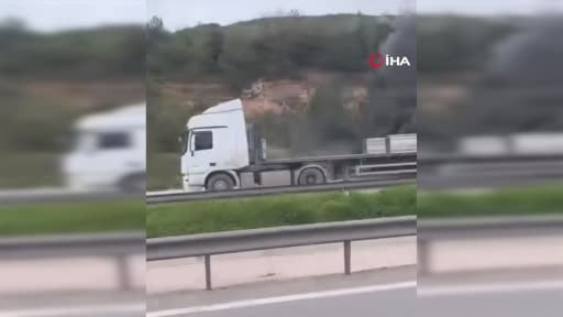 Seyir halindeki kamyon alev alev yandı