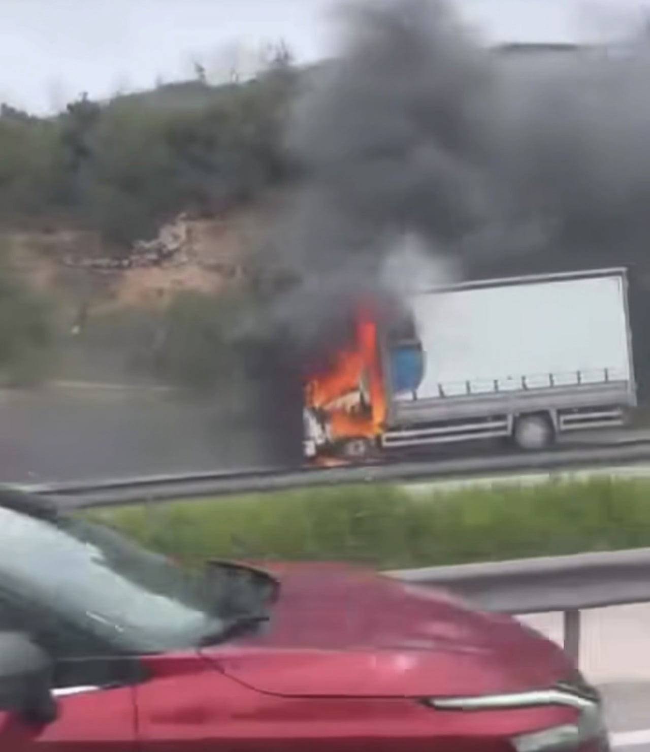 SEYİR HALİNDEKİ KAMYON, ALEV ALEV YANDI