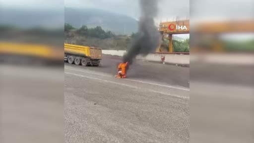 Seyir halindeki motosiklet alevlere teslim oldu