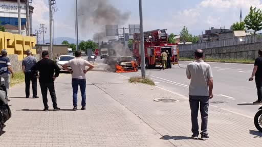 Seyir halindeki otomobil alev alev yandı