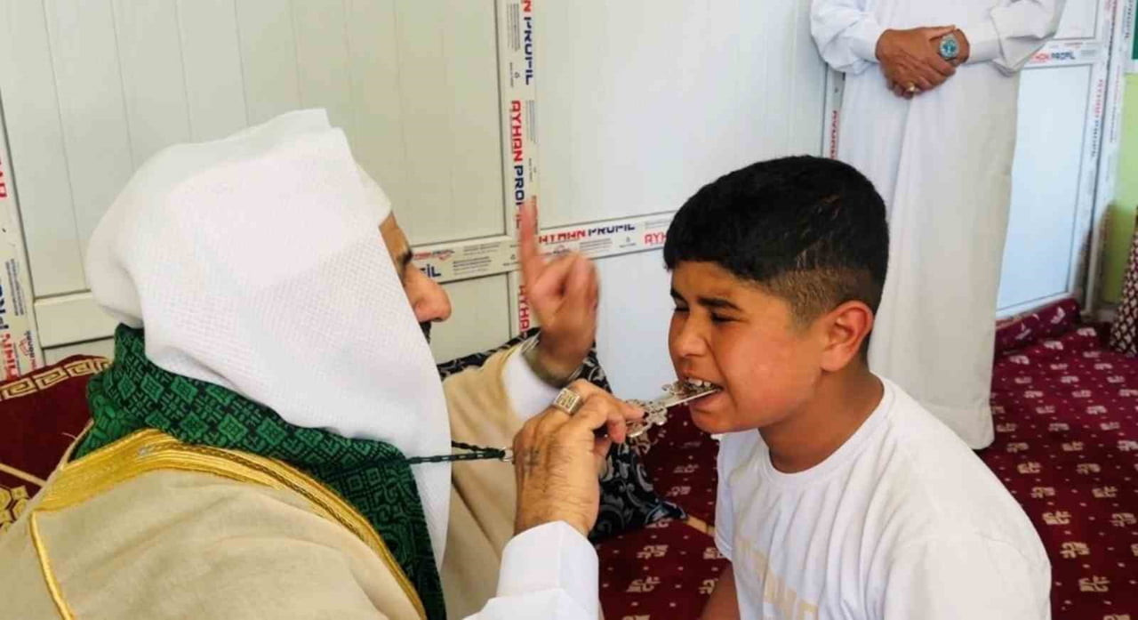 SEYİT CUMA TUFEHİ'NİN ÇOCUKLARIN AĞZINA ANAHTAR KOYMASI