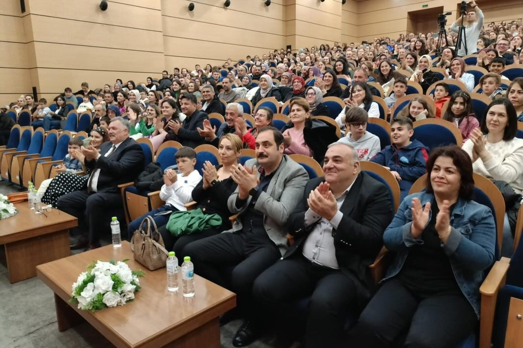 SEZAİ KARAKOÇ KÜLTÜR MERKEZİ'NDE GERÇEKLEŞTİRİLEN ETKİNLİKTE, KOZLU ORTAOKULU İZ ÇOCUK KOROSU...