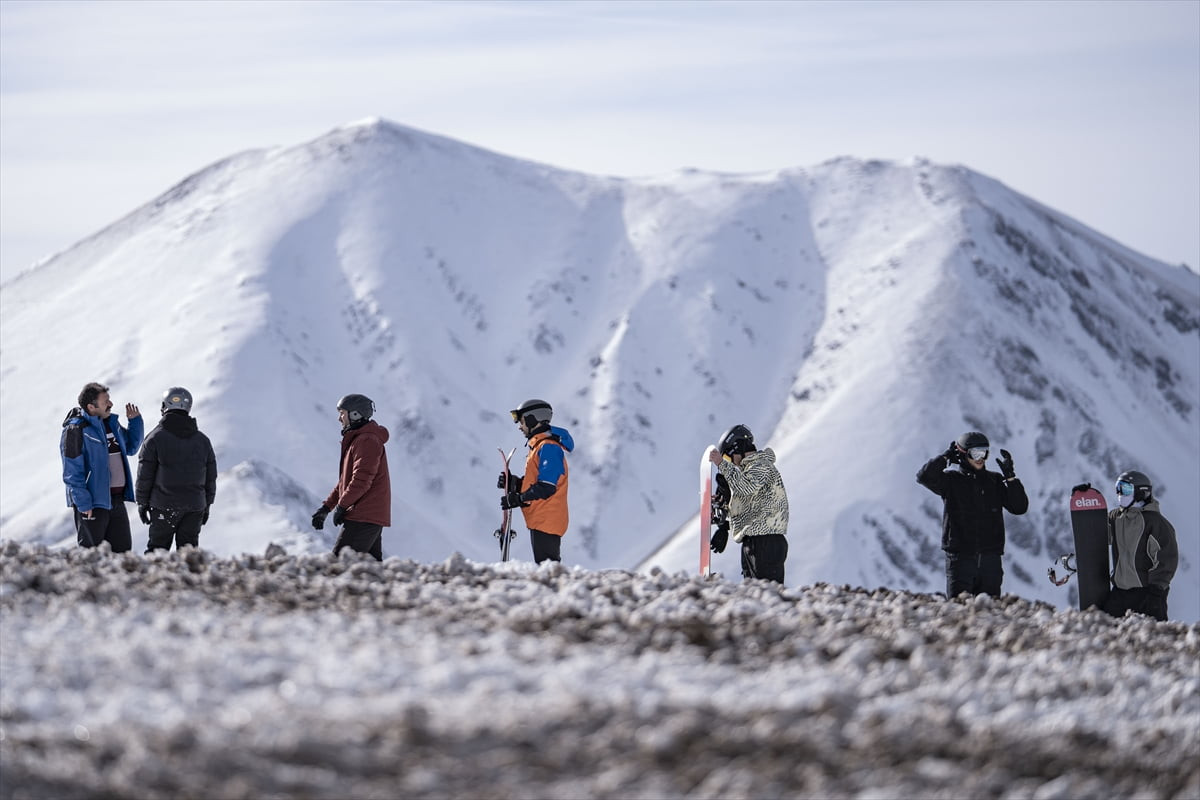 Sezon açılışının resmi olarak başladığı Palandöken Kayak Merkezi, yeterli seviyeye ulaşan kar...