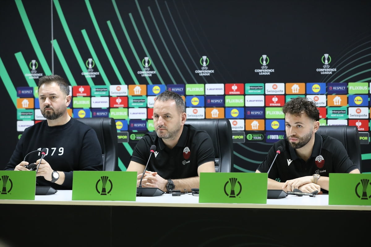 Shkendija Teknik Direktörü Jeton Bekjiri (ortada) ve futbolcu Sebastjan Spahiu (sağda), UEFA...