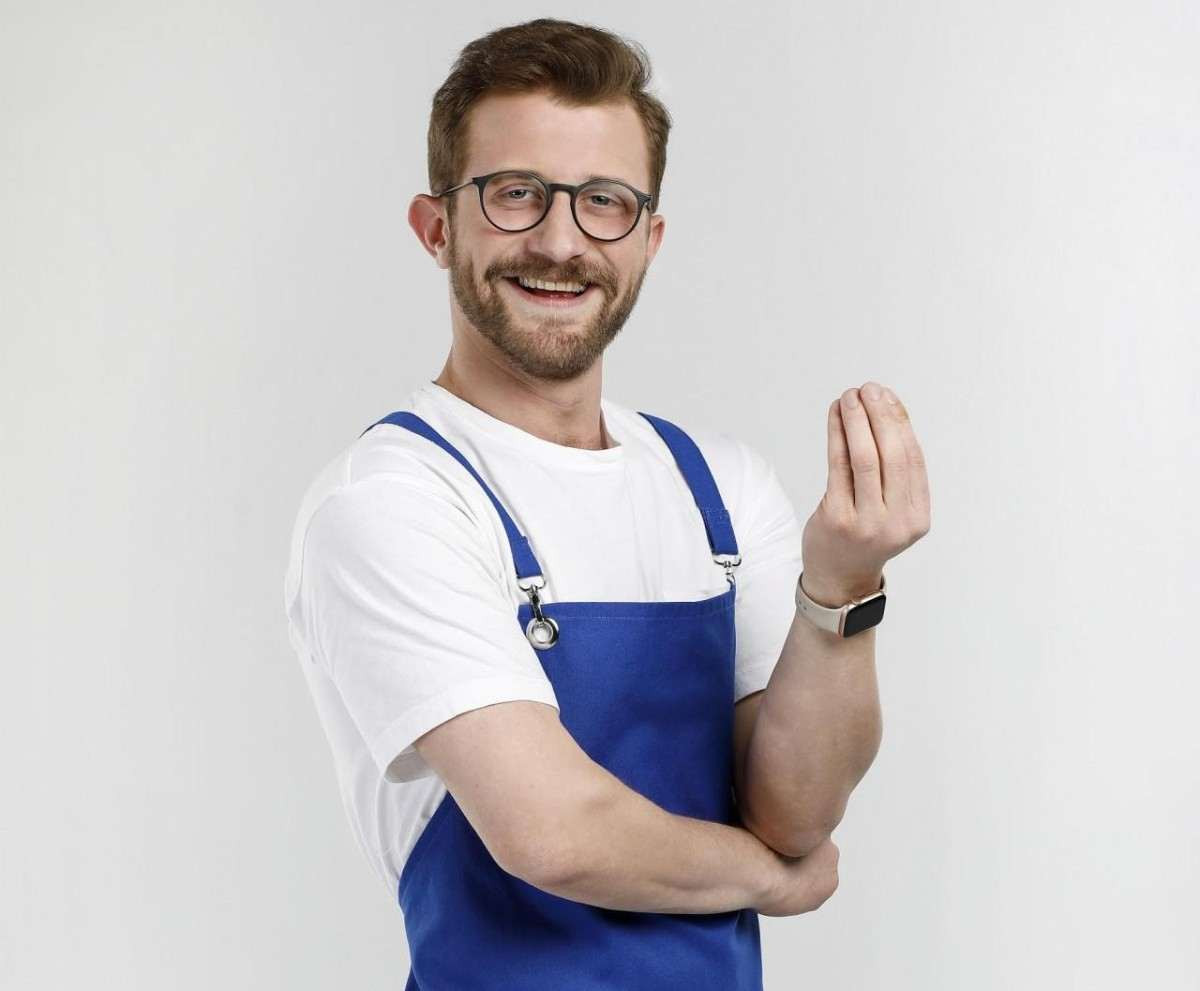 Show TV ekranlarında yayın hayatına başlayacak olan 'Şef Kapımda' isimli yarışma programına katılarak tüm yeteneklerini göstermek isteyen adaylar, yarışmaya nasıl dahil olacaklarını araştırıyor. TV ekranlarının sevilen yarışması MasterChef Türkiye'de yarışmacı olarak yer alan Tahsin Küçüğün sunumu ile Show TV ekranlarına gelecek olan Şef Kapımda yarışmasına katılmak istiyorsanız haberimizin detayına bakabilirsiniz. Şef Kapımda yarışmacı başvuru formu ve Whatsapp bilgileri Show TV'de yayınlanması beklenilem Şef Kapımda'nın başvuru şartlarında spesifik ön şartlar aranmadığı öğrenilirken, yarışmanın başvuru şartlarının başında her program için aranılan 18 yaş ve üzeri şartı olduğu belirtiliyor. Yarışmaya katılacak olan adayların 18 yaş ve üzerinde olmalarının dışında aranılan farklı özellikler istenmiyor. Kendisine yem konusunda güvenen yarışmacı adayları, Şef Kapımda başvuru formununa Show TV'nin resmi internet sitesi üzerinden ulaşabilirler. Sitede yer alan başvuru formunda istenilen kişisel bilgiler doldurulduktan sonra değerlendiirlmeye alınması için gönderilir. Show TV ekranlarında gündüz kuşağında gelmeye hazırlanan Şef Kapımda yarışmasının formatı da yine adayların en çok merak etiği konulardan biri oldu. Tahsin Küçük sunumuyla ekranlarda yer alacak olan yarışmada yarışmacılar, kendi hazırladıkları menülerle diğer yarışmacıları evlerinde ağırlayacaklar ve gün sonunda yemeklerinin lezzetlerine göre puan alacaklar.