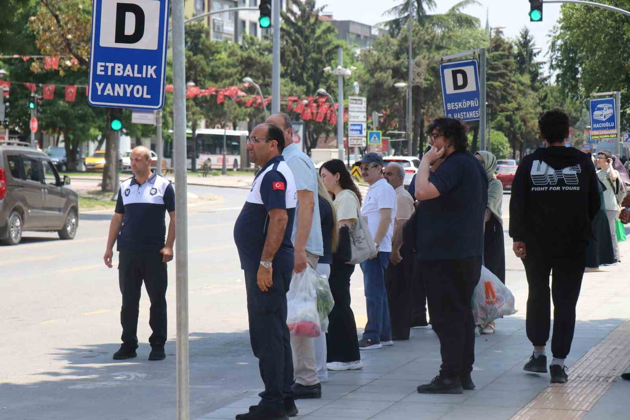 SICAK HAVADA DURAKLARDA UZUN SÜRELER BEKLEMEK ZORUNDA KALAN VATANDAŞLAR MAĞDURİYET YAŞADI