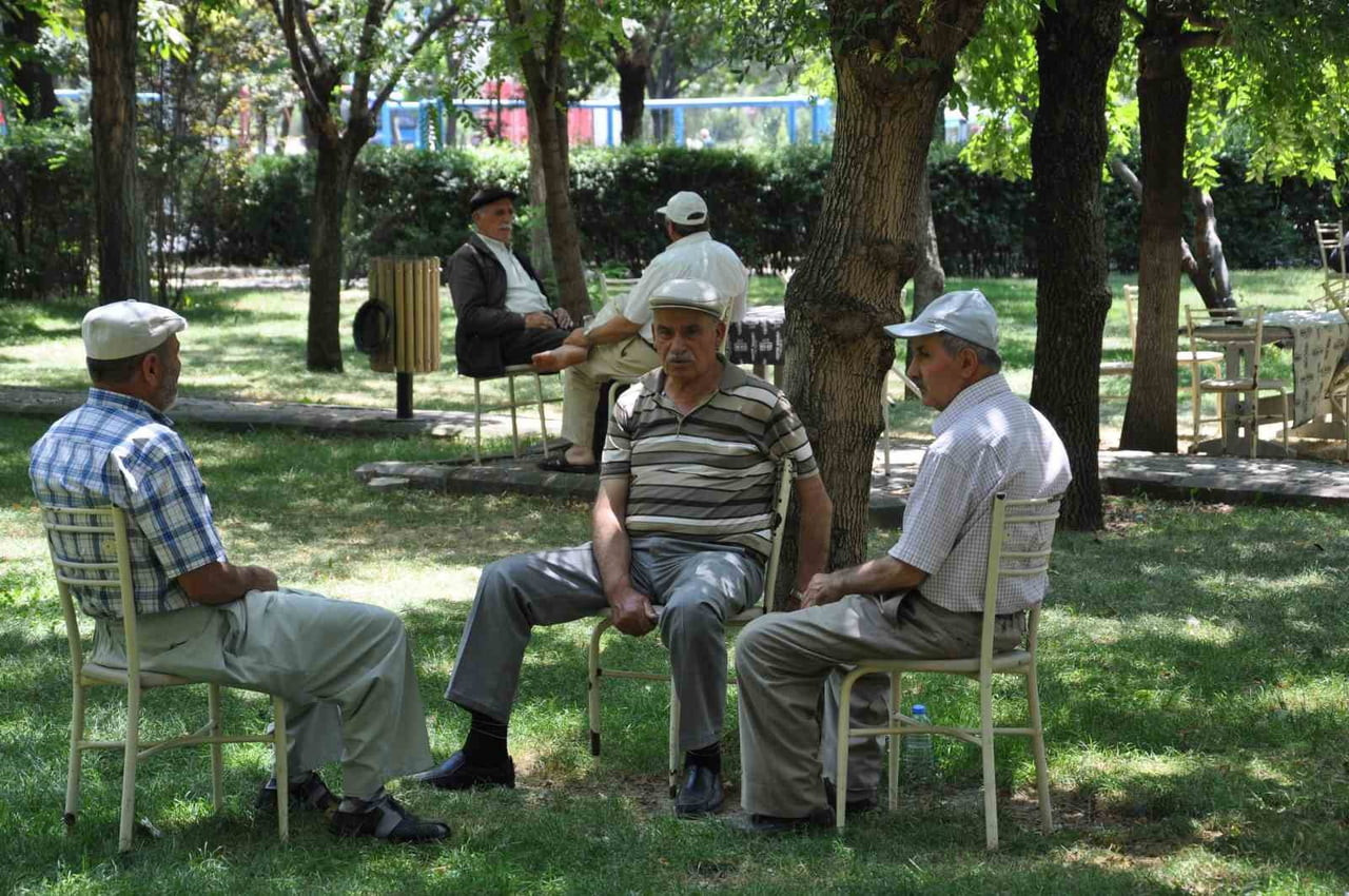 SICAK HAVALARDA SUSUZLUK HİSSİ OLMASA BİLE HER GÜN EN AZ 2-2,5 LİTRE SIVI TÜKETİLMELİ