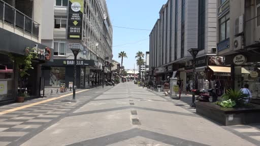 Sıcak ve nemin bastırdığı Mersin'de vatandaşlar bici biciyle serinliyor