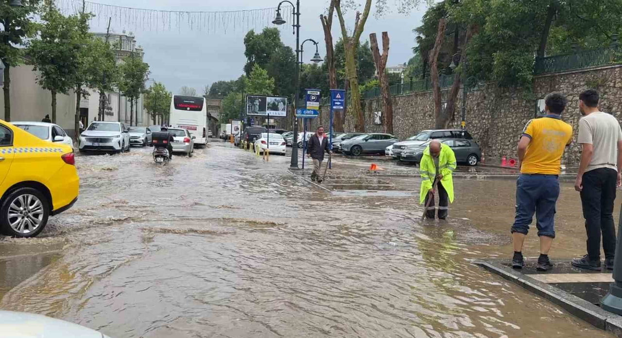 ŞİDDETLİ YAĞIŞ NEDENİYLE ÇIRAĞAN CADDESİ ADETA GÖLE DÖNDÜ.