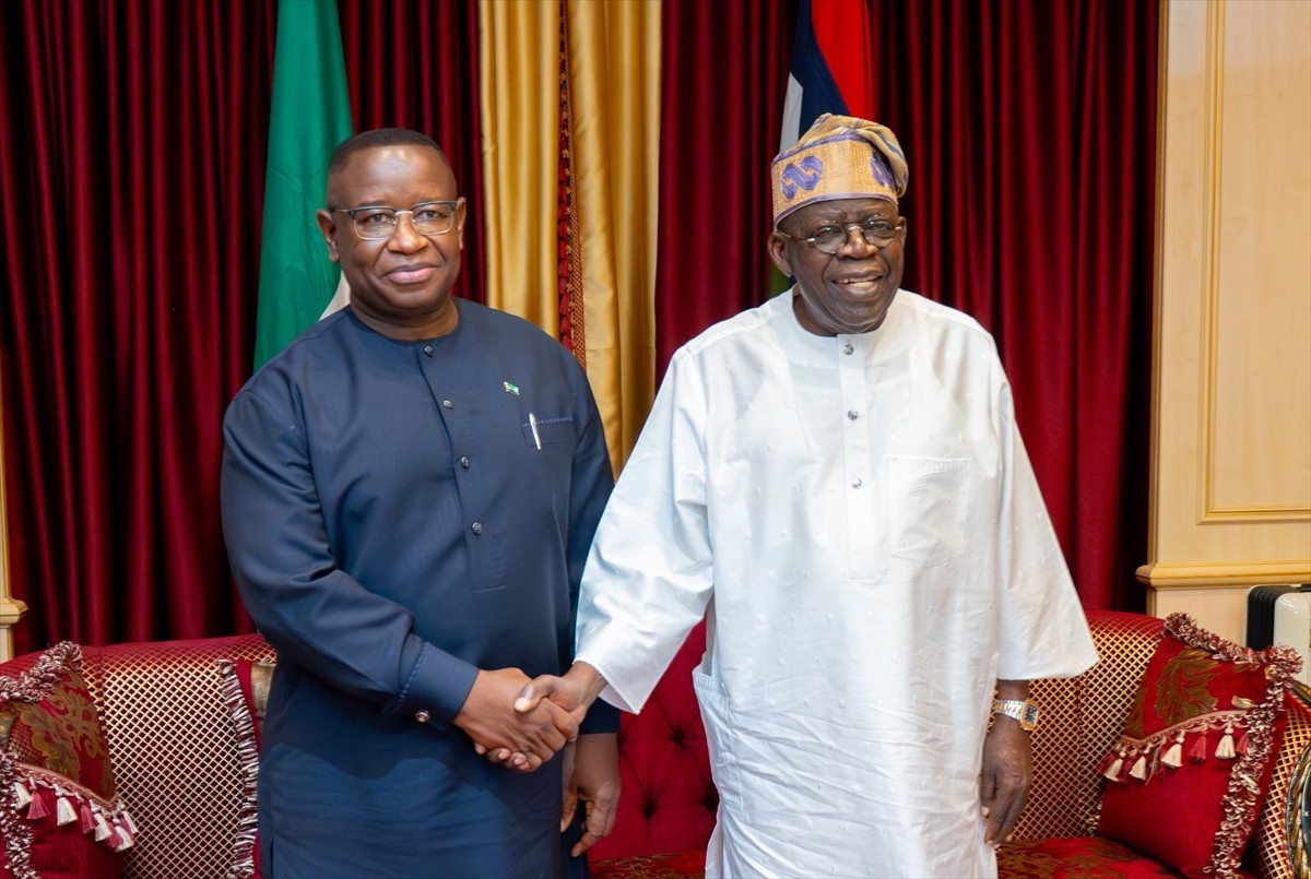 Sierra Leone Cumhurbaşkanı Julius Maad Bio (solda), Batı Afrika Ülkeleri Ekonomik Topluluğu...