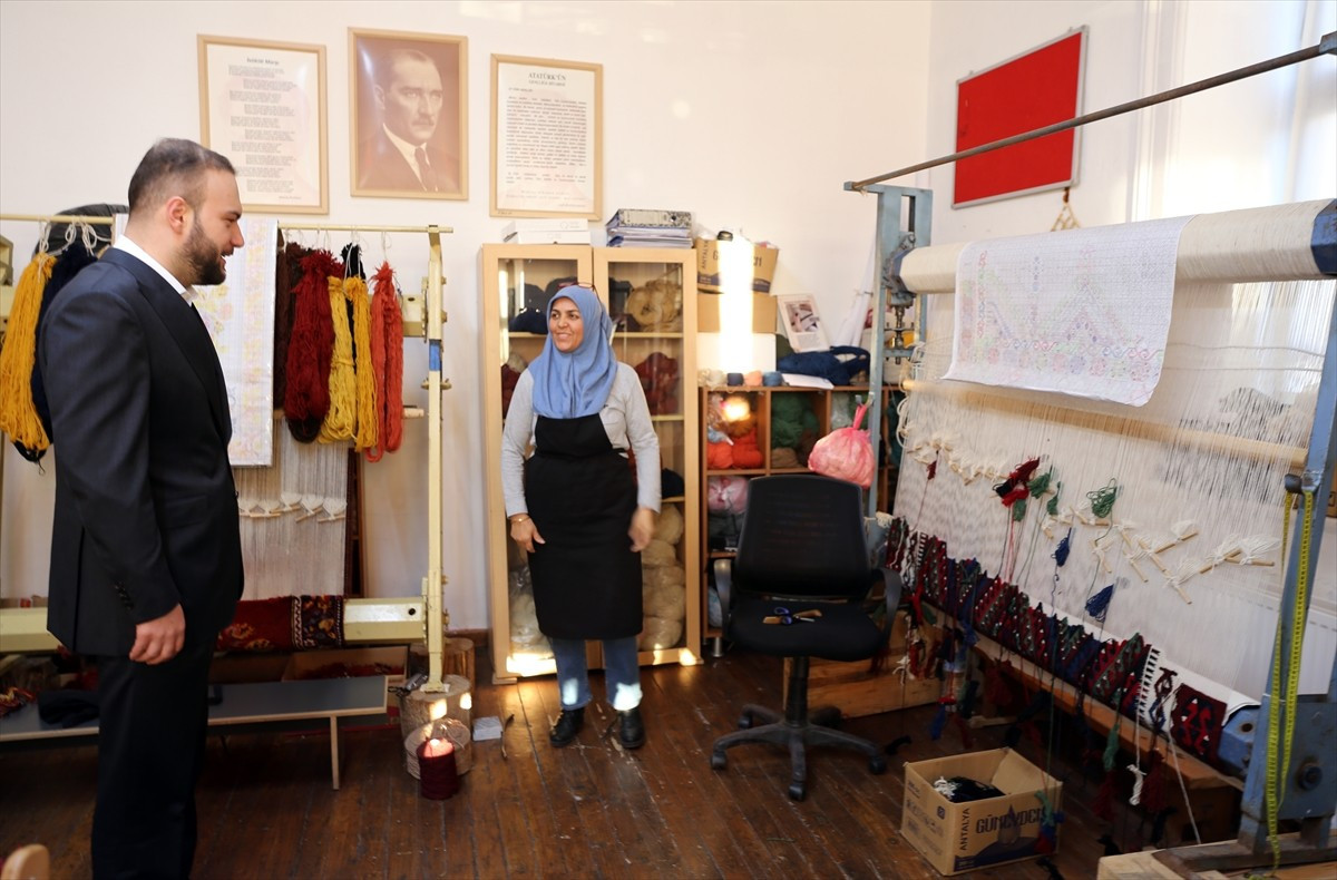 Sıfır Atık Vakfı Başkanı Samed Ağırbaş, Muğla'nın Yatağan ilçesinde geri dönüştürülebilir...