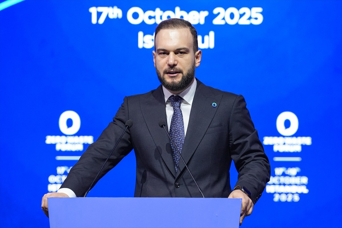 Sıfır Atık Vakfı Başkanı Samed Ağırbaş, "Sıfır Atık Hareketi: İnsan, Mekan, Dönüşüm" temasıyla...
