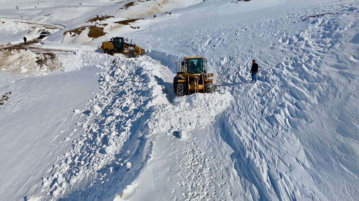 Siirt, Batman, Şırnak, Bingöl ve Elazığ'da, kar ve tipi nedeniyle 518 yerleşim yerinin yolu...