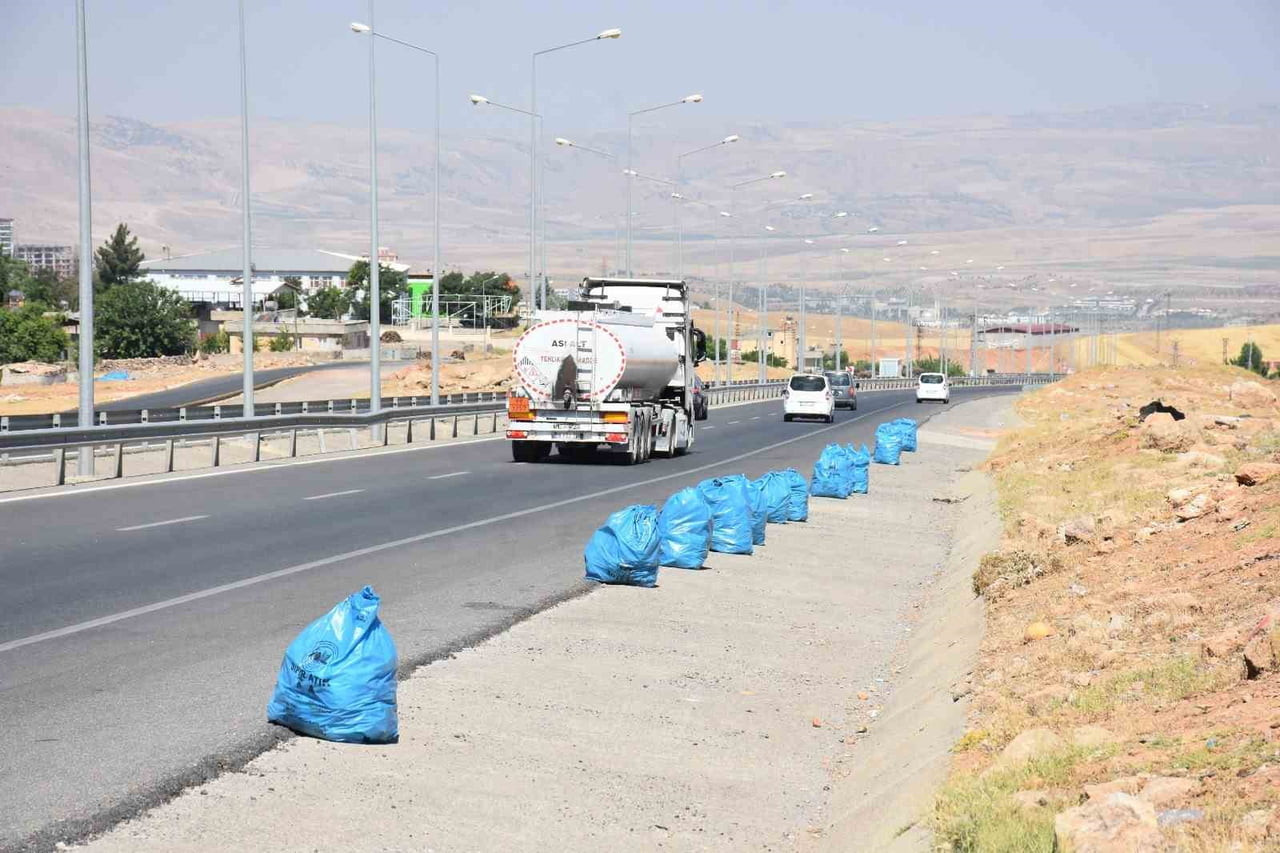 SİİRT BELEDİYESİ EKİPLERİ, KENTTE ÇEVRE TEMİZLİĞİNİN SAĞLANMASI AMACIYLA ÇEVRE YOLUNDA KAPSAMLI...