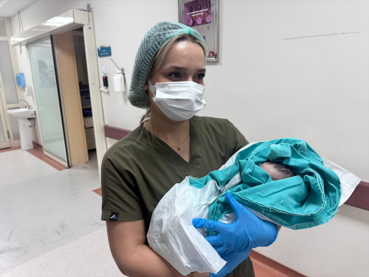 Siirt Eğitim ve Araştırma Hastanesi'nde gerçekleşen doğumla 2025'in son bebeği dünyaya...