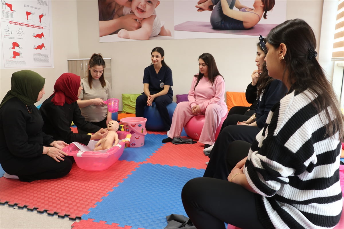 Siirt Eğitim ve Araştırma Hastanesi'nde hizmet veren gebe okulunda anne adayları verilen...
