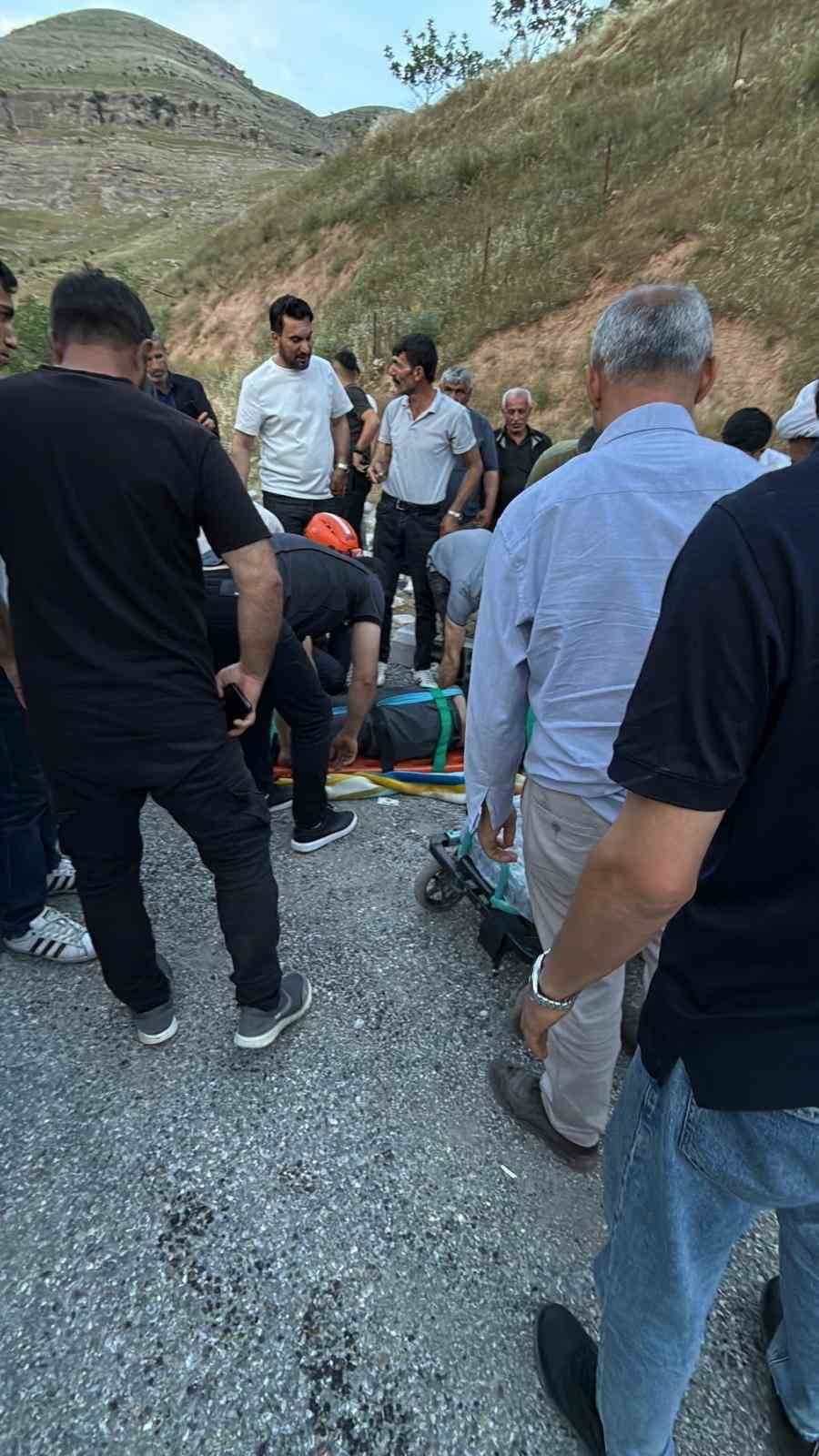 SİİRT-ERUH KARAYOLUNDA TIR KAZASI: SÜRÜCÜ AĞIR YARALANDI