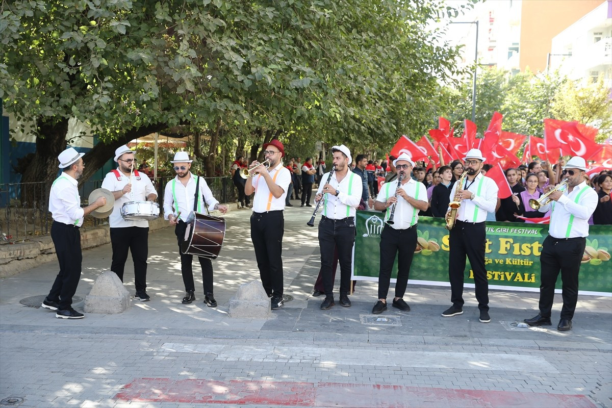 Siirt Fıstığı Doğa ve Kültür Festivali gerçekleştirildi. Siirt Valiliği himayesinde düzenlenen...