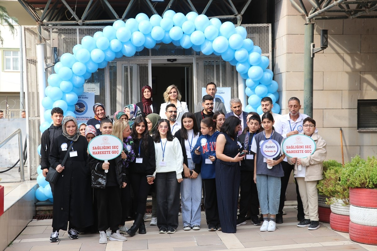 Siirt İl Sağlık Müdürlüğü tarafından diyabet hastası çocuklar ve ailelerine yönelik "Diyabet Aile...