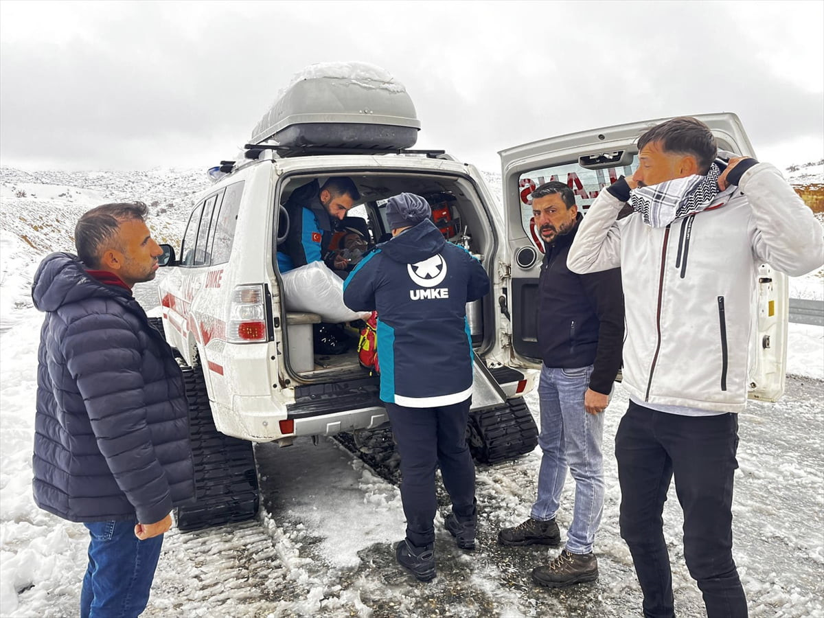 Siirt merkez ve 3 ilçede kardan yolları kapanan yerleşim yerlerindeki hastalar, ekiplerin...