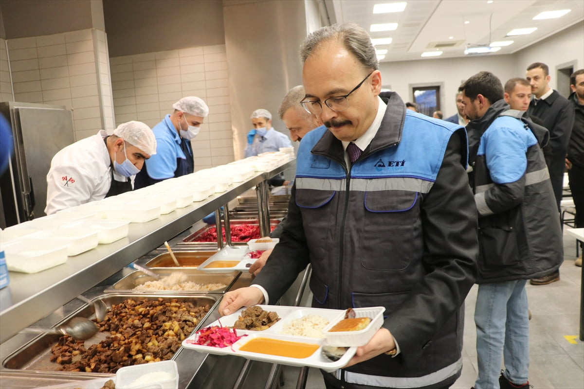 Siirt Valisi Kemal Kızılkaya, Şirvan ilçesindeki maden ocağında işçilerle iftar yaptı. İftar...