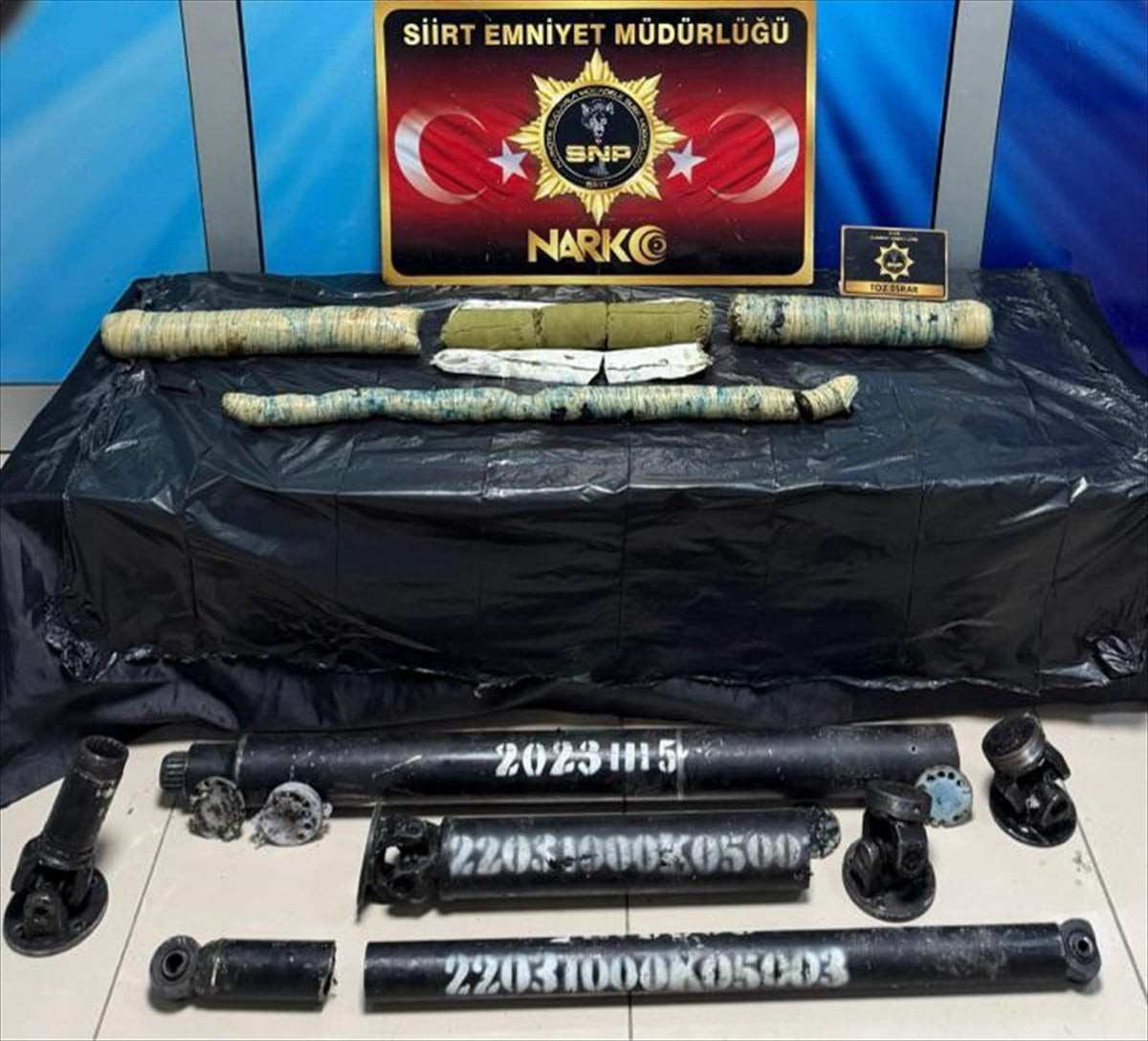 Siirt'in Baykan ilçesinde bir aracın aks ve şaftına gizlenmiş 5 kilo 300 gram esrar ele geçirildi...