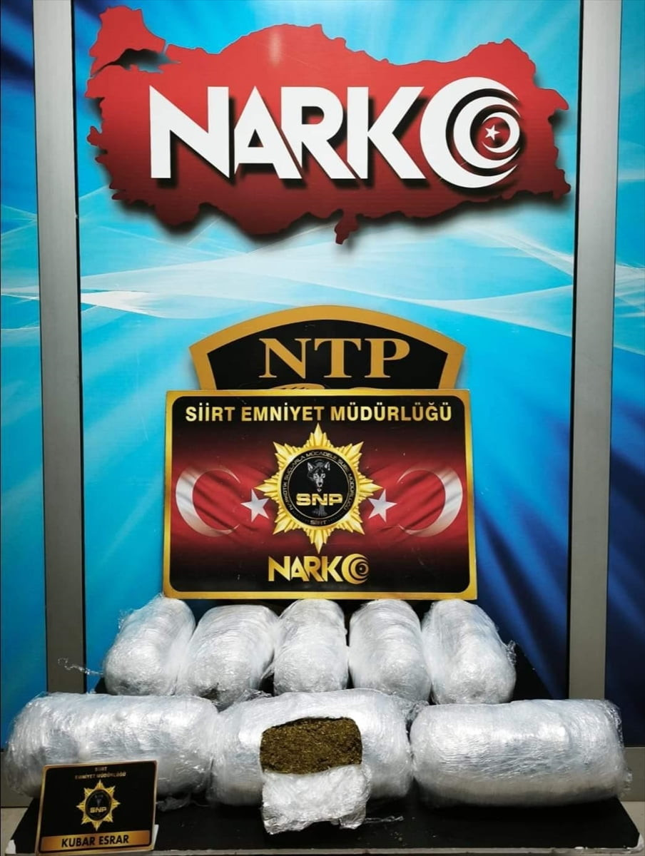 Siirt'in Baykan ilçesinde durdurulan yolcu otobüsünde 9 kilo 300 gram kubar esrar ele geçirildi.