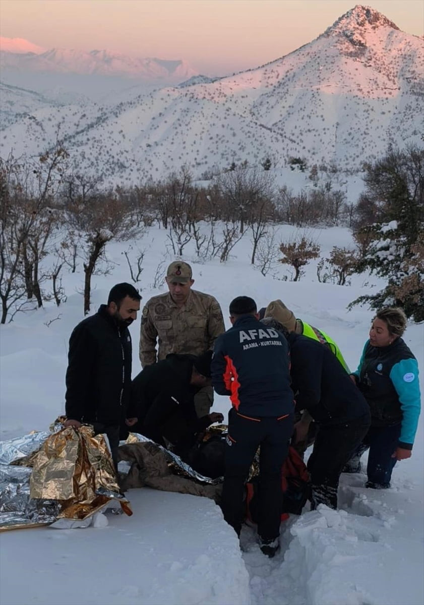 Siirt'in Baykan ilçesinde, kar yağışı nedeniyle güneş enerjisi santalinde (GES) mahsur kalan işçi...