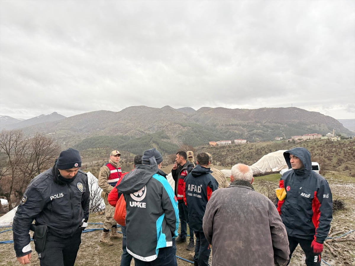 Siirt'in Baykan ilçesinde şiddetli yağış ve fırtına nedeniyle 20 kişilik ailenin barınak ve...