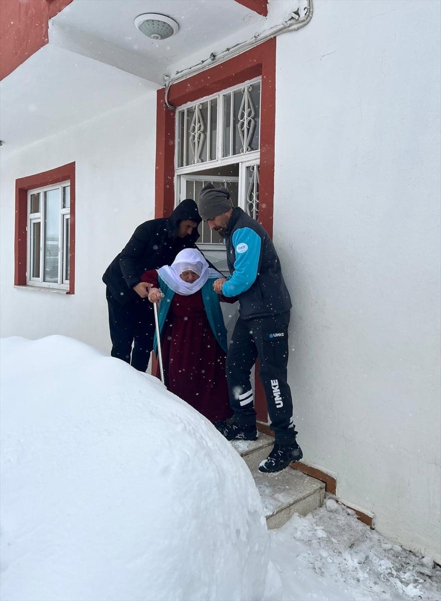 Siirt'in Baykan ilçesinde yolu kardan kapanan köydeki hasta, Ulusal Medikal Kurtarma Ekibi (UMKE)...