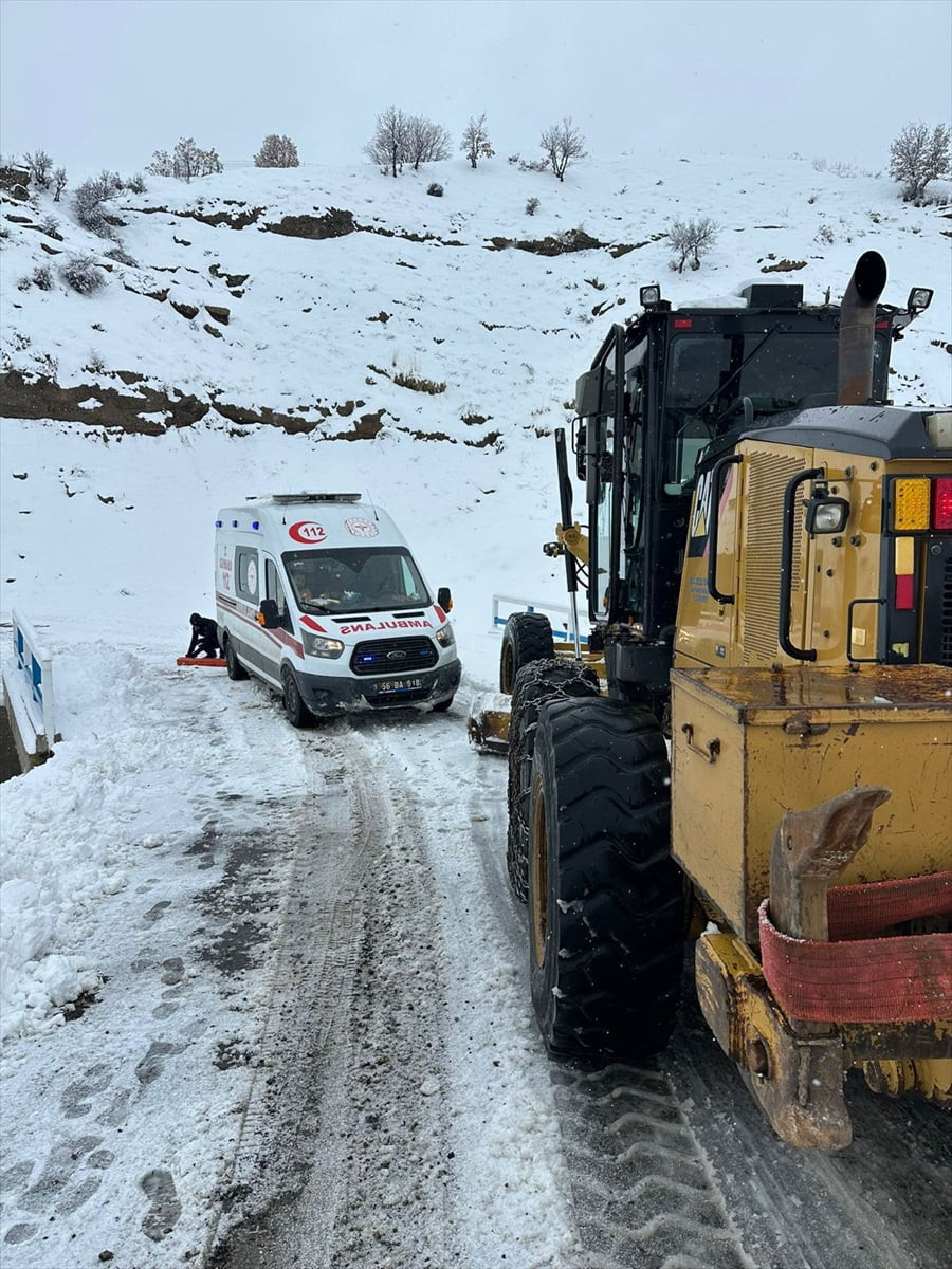 Siirt'in Eruh ve Kurtalan ilçelerinde yolları kardan kapanan köylerdeki hastalar, ekiplerin...