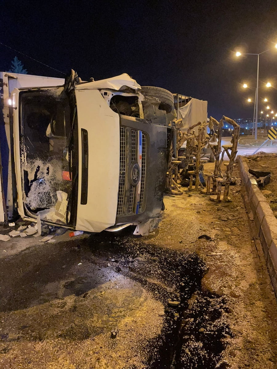 Siirt'in Kurtalan ilçesinde kamyonet ile hafif ticari aracın çarpışması sonucu 4 kişi...