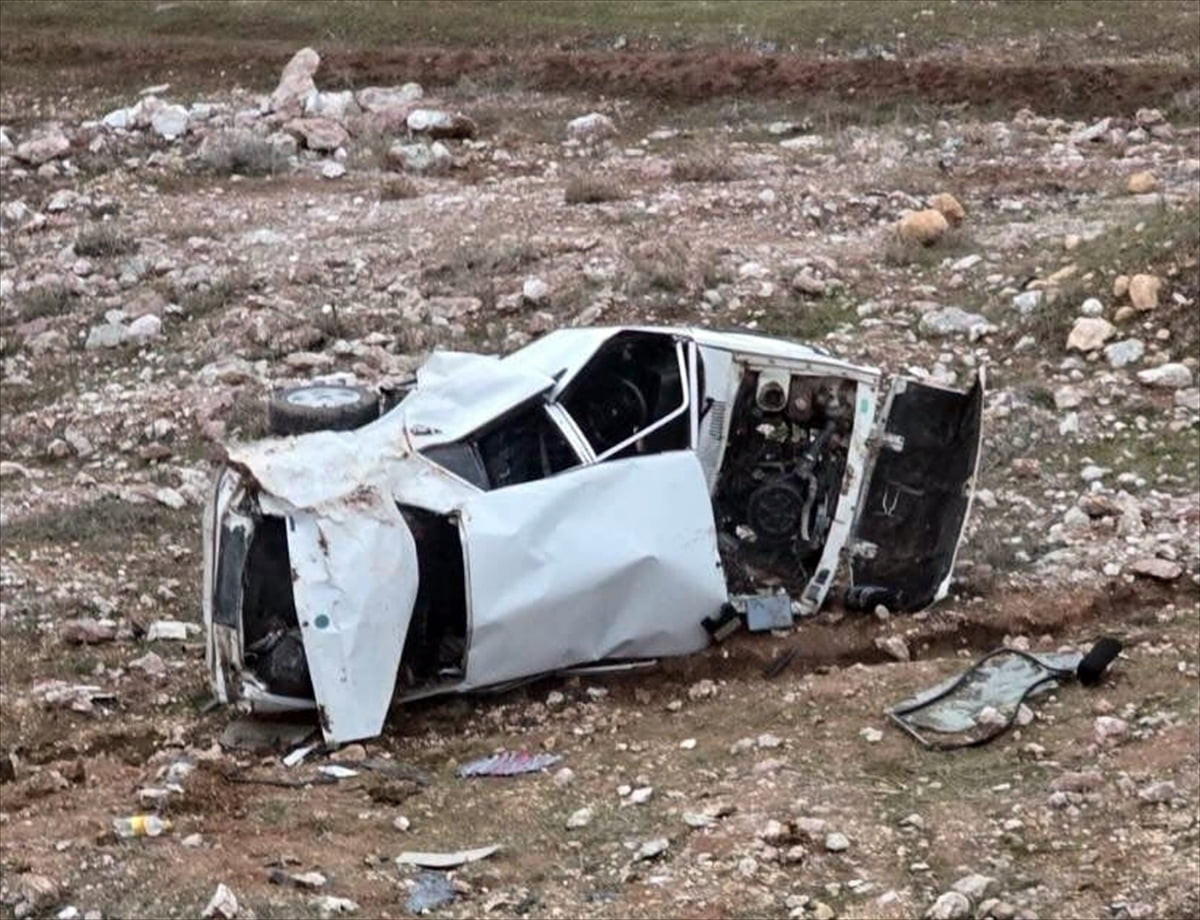 Siirt'in Kurtalan ilçesinde otomobilin devrilmesi sonucu 3 kişi yaralandı.