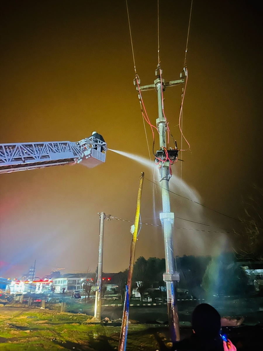 Siirt'in Kurtalan ilçesinde trafoda çıkan yangın itfaiye ekiplerince söndürüldü.