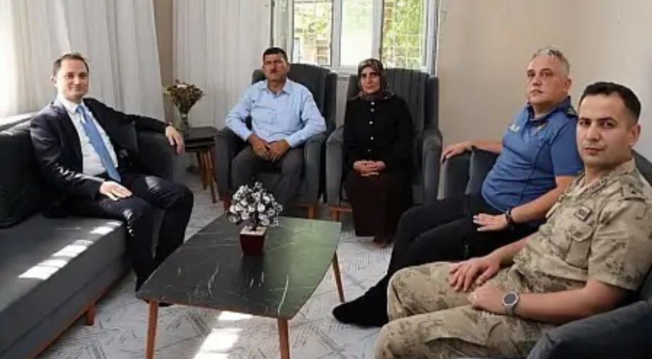 SİİRT'İN KURTALAN KAYMAKAMI SALİH BAŞARA, ŞEHİT AİLELERİYLE GÖRÜŞTÜ.