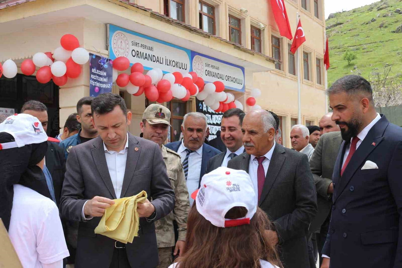 SİİRT'İN PERVARİ İLÇESİNDE BULUNAN ORMANDALI İLK VE ORTAOKULU'NDA DÜZENLENEN TÜBİTAK 4006-A BİLİM...